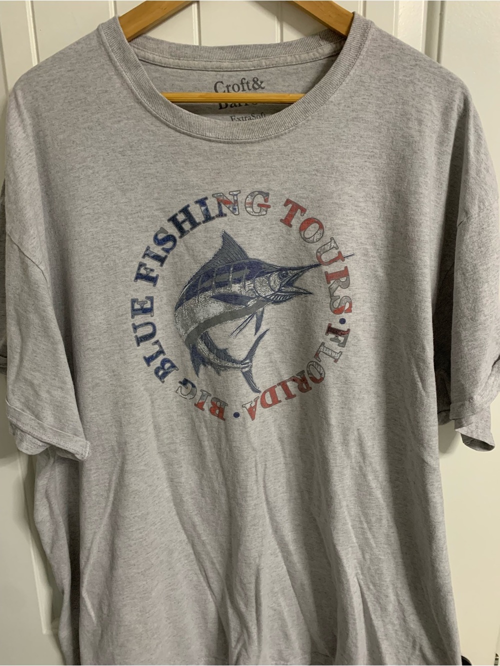 croft & barrow Light Gray T-Shirt with Blue and Red Marlin Graphic